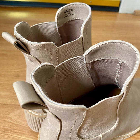 DV by Dolce Vita Darcel Lug Danda Chelsea Chunky Ankle Boot Stone Women’s Size 8 - Picture 8 of 14